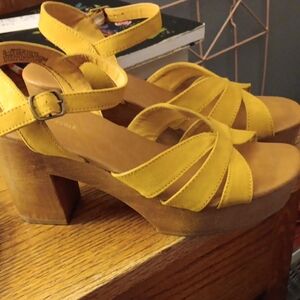 American Eagle Outfitters Yellow Platform Sandals,